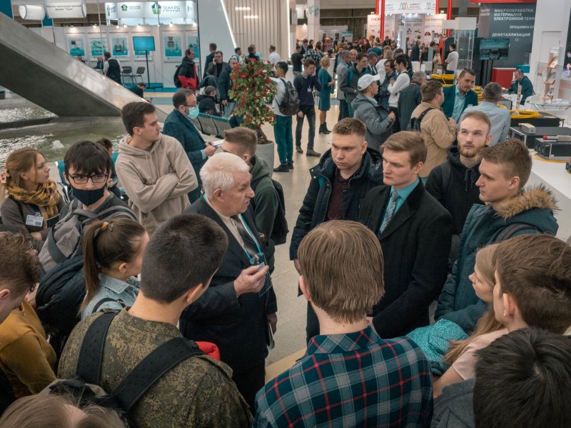 Преподаватели и студенты МИИГАиК посетили ежегодную выставку «Фотоника. Мир лазеров и оптики»